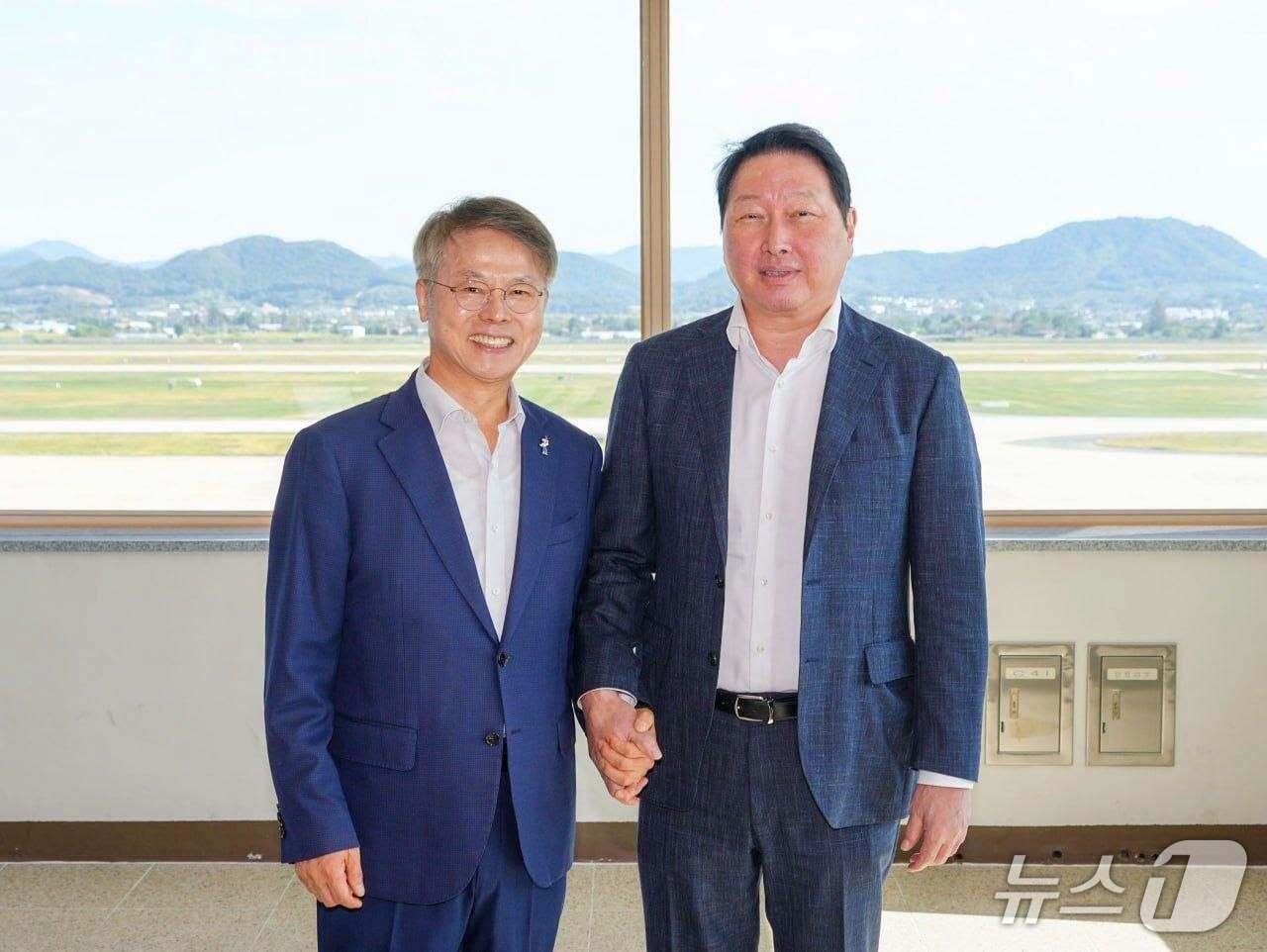 본문 이미지 - 민형배 전남광주통합특별시장이 9일 호남권 반도체 클러스터 예정 부지인 광주 군공항을 방문한 최태원 SK 회장의 손을 잡고 있다.(민형배 페이스북. 재배포 및 DB 금지)