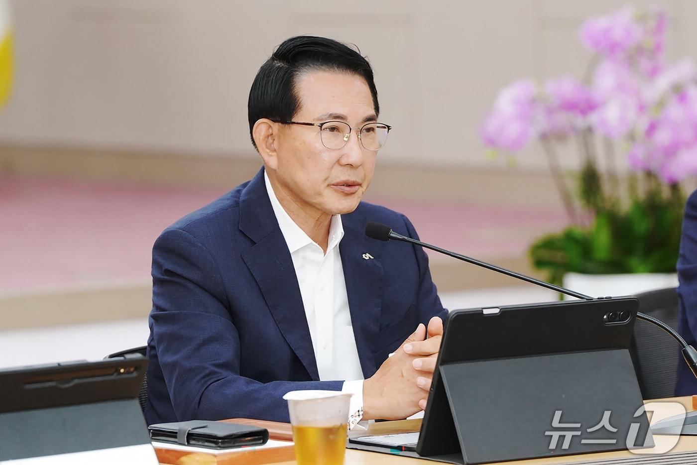 본문 이미지 - 이완섭 서산시장이 12일 시청 대회의실에서 열린 확대 간부회의에서 발언하고 있다.(서산시 제공. 재판매 및 DB 금지)