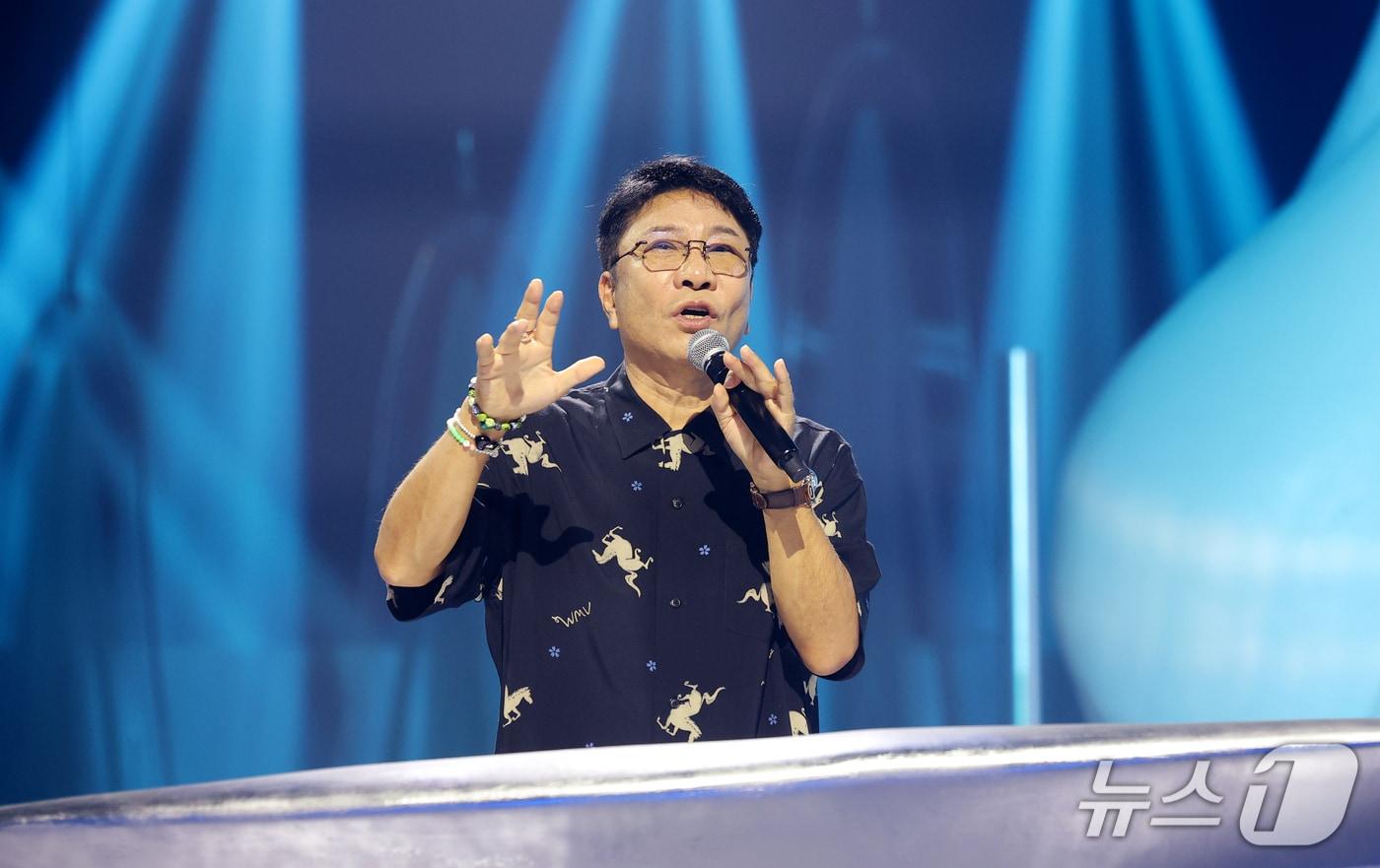본문 이미지 - 이수만 비저너리 리더 겸 키 프로듀서가 12일 경기도 고양시 일산서구 킨텍스에서 열린 데뷔쇼 '웰컴 투 소울라이트 프롬 에이 투 오 소울 에이 투 오 라이트(WELCOME TO SOULITE From A2O SOUL A2O LITE)‘에서 A2O엔터테인먼트의 방향성과 비전, 엔터 테크 기술을 비롯한 주요 시스템과 콘텐츠 전략을 소개하고 있다. 2026.10.12 ⓒ 뉴스1 권현진 기자