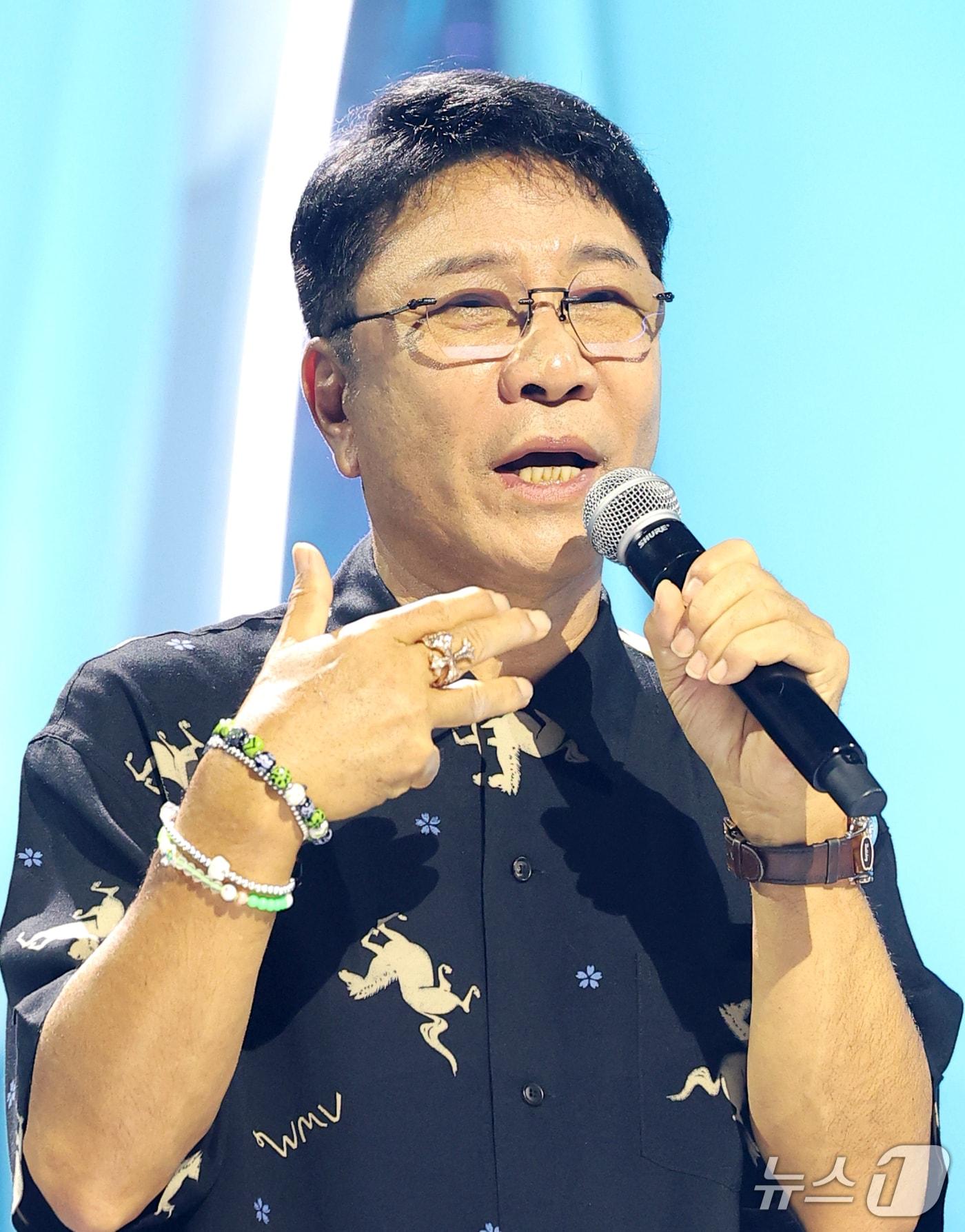 본문 이미지 - 이수만 비저너리 리더 겸 키 프로듀서가  74세 나이를 무색하게 하는 동안 비주얼로 눈길을 끌었다. ⓒ 뉴스1 권현진 기자