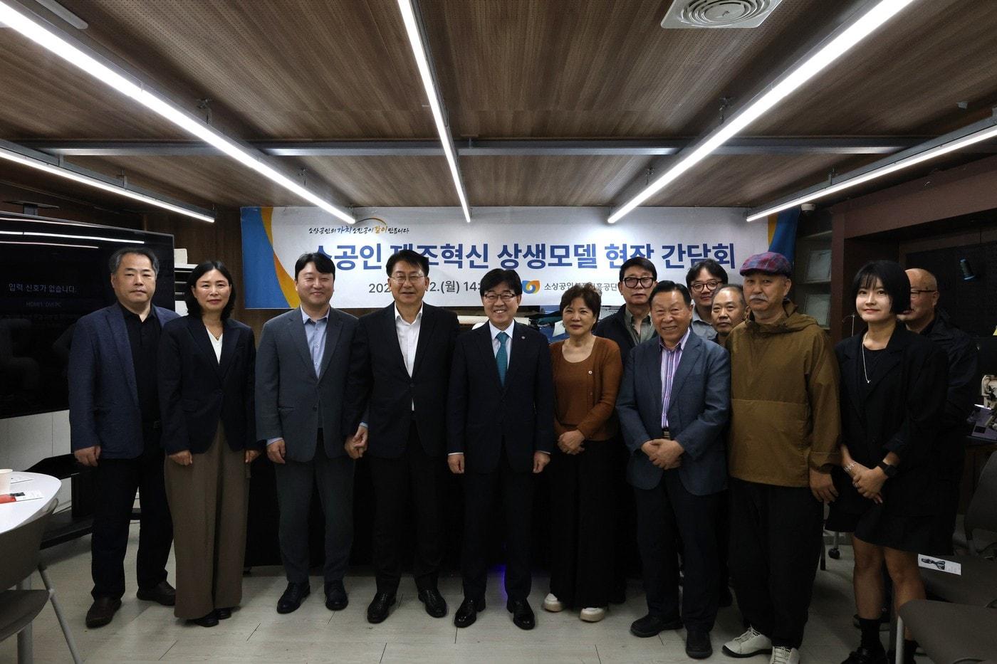 본문 이미지 - 인태연 소진공 이사장은 12일 서울 성동구 성수 수제화 희망플랫폼에서 ‘소공인 제조혁신 상생모델 현장 간담회’에 참석했다.(소상공인시장진흥공단 제공)