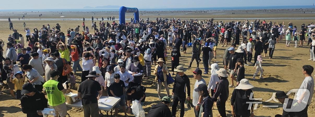 본문 이미지 - 제22회 태안 몽산포 해변 힐링페스티벌에서 참가자들이 맨발걷기를 하고 있다.(태안군 제공. 재판매 및 DB 금지)