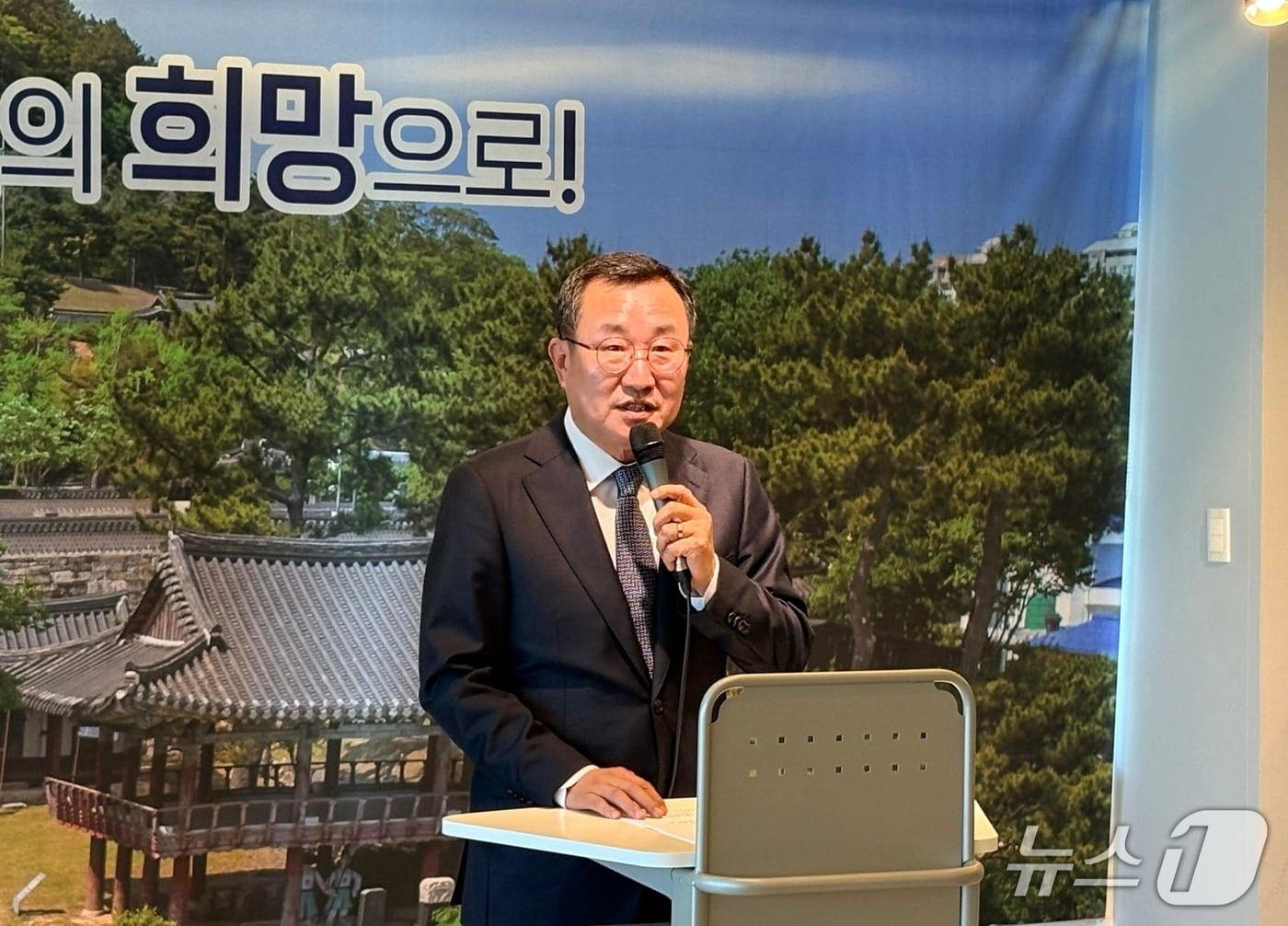 본문 이미지 - 강석주 통영시장이 12일 통영리스타트플랫폼 남해안여행라운지에서 열린 기자 간담회에서 민선9기 출범 100일의 주요 성과를 말하고 있다. 2026.10.12/뉴스1 강미영기자