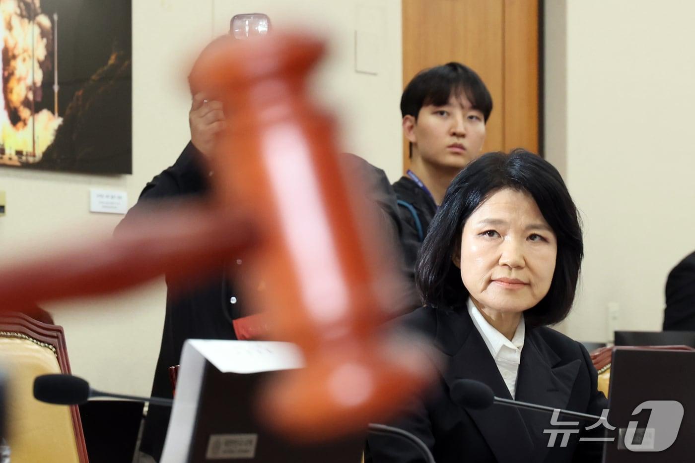 본문 이미지 - 이진숙 국민의힘 의원이 12일 서울 여의도 국회 과학기술정보방송통신위원회에서 열린 방송미디어통신위원회 등에 대한 국정감사에서 이 의원에 대한 제척 안건 의결을 바라보고 있다. 이날 과방위는 범여권 주도로 이 의원을 이해충돌을 이유로 제척 의결했다. 2026.10.12 ⓒ 뉴스1 황기선 기자
