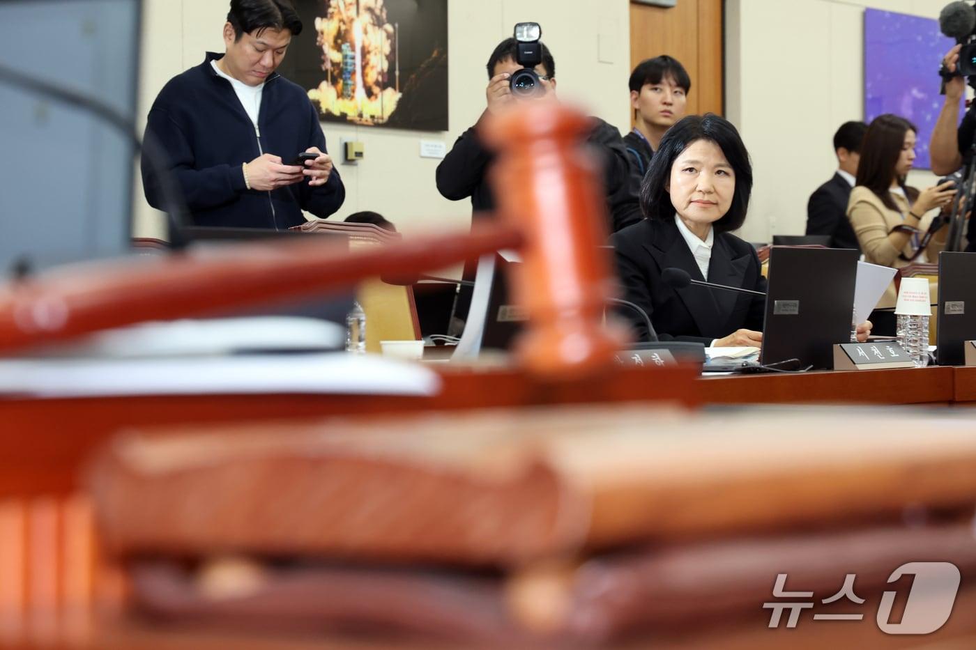 본문 이미지 - 이진숙 국민의힘 의원이 12일 서울 여의도 국회 과학기술정보방송통신위원회에서 열린 방송미디어통신위원회 등에 대한 국정감사에서 이 의원에 대한 제척 안건이 의결을 바라보고 있다. 이날 과방위는 범여권 주도로 이 의원을 이해충돌을 이유로 제척 의결했다. 2026.10.12 ⓒ 뉴스1 황기선 기자