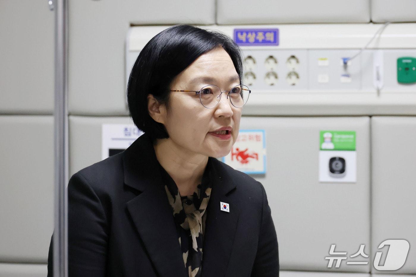 본문 이미지 - 한성숙 국무총리가 12일 생명지킴 현장 행보로 서울 동작구 보라매병원 권역정신응급의료센터와 생명사랑위기대응센터를 방문해 발언하고 있다. (공동취재) 2026.10.12 ⓒ 뉴스1 이종덕 기자