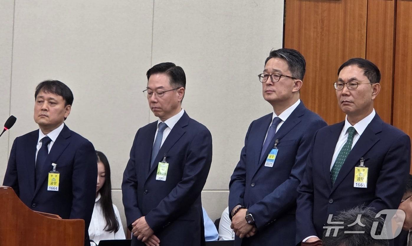 본문 이미지 - 김종화 SK에너지 대표(왼쪽부터), 송명준 HD현대오일뱅크 대표, 김창수 GS칼텍스 부사장, 이건명 에쓰오일(S-OIL) 부사장이 12일 서울 여의도 국회에서 열린 정무위원회의 공정거래위원회 등에 대한 국정감사에서 질의응답을 준비하고 있다. 2026. 10 12/뉴스1 황진중 기자