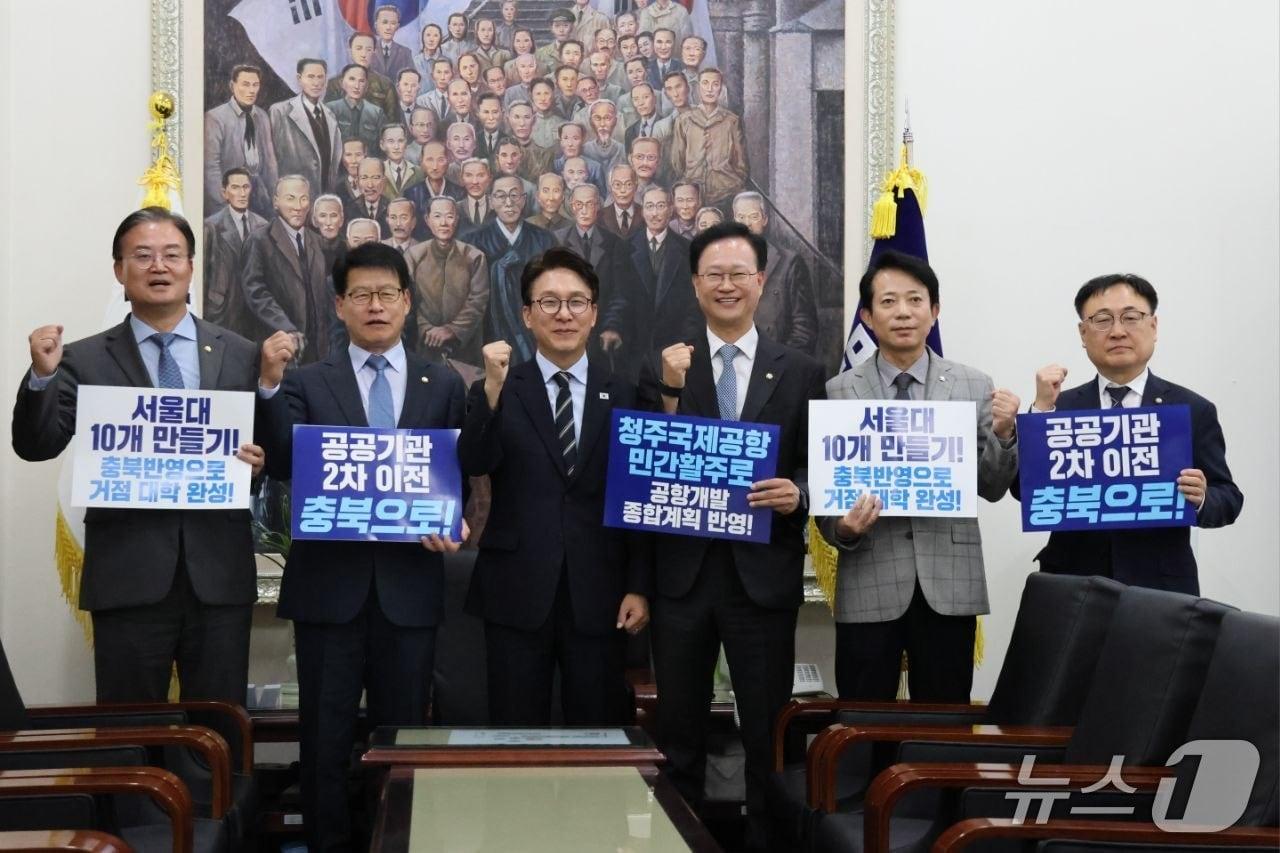 본문 이미지 - 더불어민주당 충북 국회의원은 12일 김민석 당대표를 만나 지역 현안을 전달하고 당 차원의 지원을 요청했다. (충북도당 제공. 재판매 및 DB 금지) 2026.10.12/뉴스1