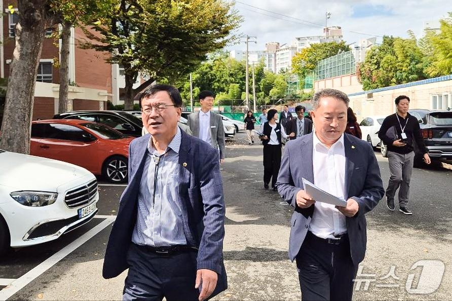 본문 이미지 - 홍성우 울산시의원(왼쪽)이 12일 오전 학성고등학교를 방문해 노후 건물 안전 상태를 확인하고 있다.(울산시의회 제공. 재판매 및 DB 금지)/뉴스1