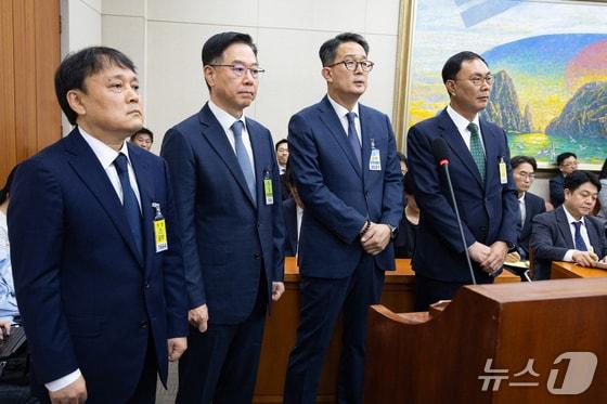 본문 이미지 - 김종화 SK에너지 대표(왼쪽)를 비롯한 정유사 대표자들이 12일 서울 여의도 국회에서 열린 정무위원회의 공정거래위원회 등에 대한 국정감사에 일반증인으로 출석해 유류가격 결정 관련 입장을 밝힌 후 의원 발언을 경청하고 있다. 왼쪽부터 김 대표, 송명준 HD현대오일뱅크 대표, 김창수 GS칼텍스 부사장, 이건명 에쓰오일(S-OIL) 부사장. 2026.10.12/뉴스1 유승관 기자