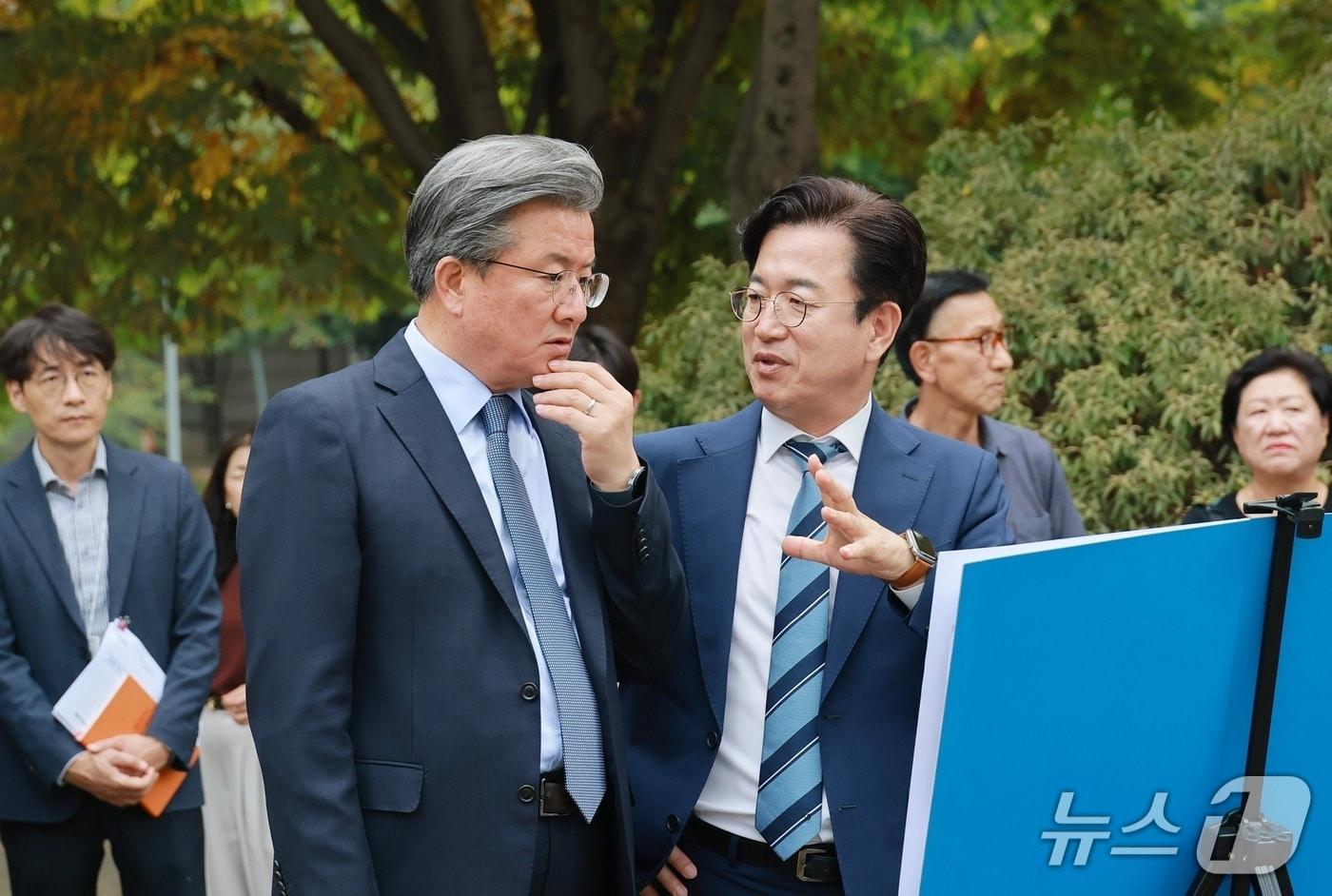 본문 이미지 - 허태정 대전시장(오른쪽)과 정용래 유성구청장이 12일 상생공감투어를 통해 구 현안을 논의하고 있다.(대전시 제공) /뉴스1