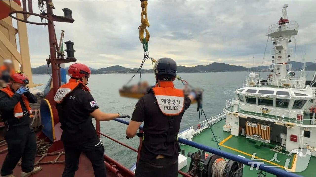 본문 이미지 - 12일 오후 1시 9분쯤 전남광주 여수시 삼산면 광도 동해상을 항해 중이던 3만 5840톤급 컨테이너선에서 러시아 국적 선원 60대 선원 2명이 부상을 입어 해경이 구조 중이다.(여수 해경 제공. 재판매 및 DB 금지)