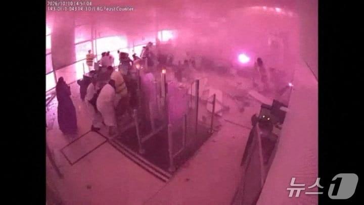 본문 이미지 - 후티 반군 공습 당시 사우디 리야드 킹칼리드 국제공항 내부 모습. 2026.10.10 ⓒ 로이터=뉴스1