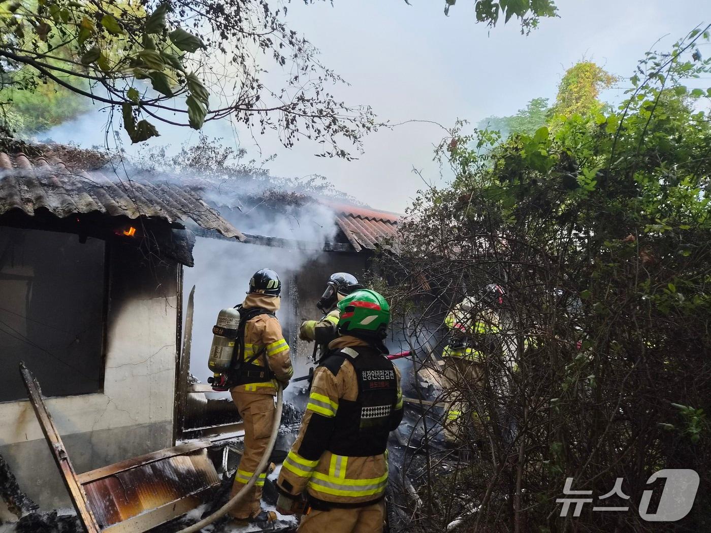 본문 이미지 - 12일 오후 4시 59분쯤 전남광주 완도군 완도읍 부흥리의 한 주택에서 화재가 발생해 소방 당국이 진화 중이다.(전남광주통합소방본부 제공. 재판매 및 DB 금지)
