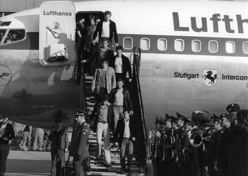 본문 이미지 - 루프트한자 피랍사건 관련 사진. (출처: Bundesarchiv, B 145 Bild-F051866-0010 / Wegmann, Ludwig / CC-BY-SA 3.0, CC BY-SA 3.0 DE <https://creativecommons.org/licenses/by-sa/3.0/de/deed.en>, via Wikimedia Commons)