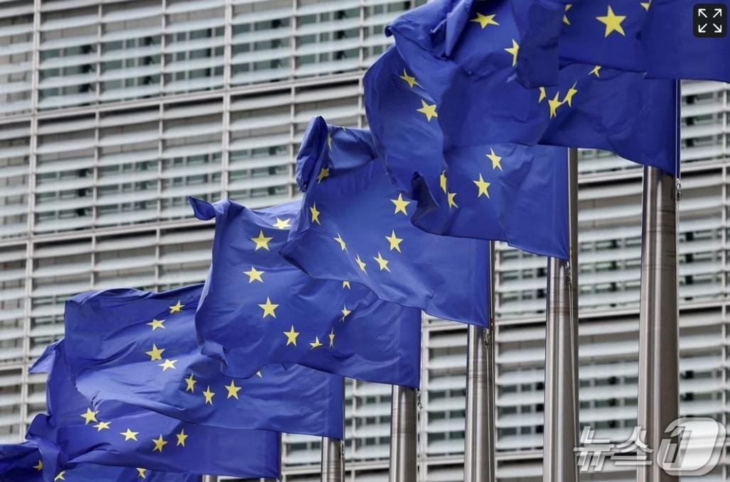 본문 이미지 - 벨기에 브뤼셀 소재 유럽연합(EU) 집행위원회 본부 건물 앞에 게양돼 있는 EU기. 2025.7.16 ⓒ 로이터=뉴스1