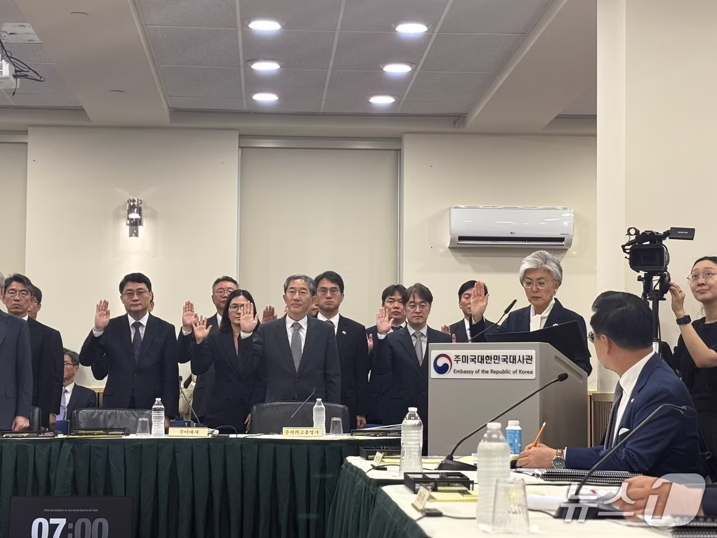 본문 이미지 -  12일(현지시간) 워싱턴DC 주미한국대사관에서 열린 국회 외교통일위원회 국정감사에서 강경화 주미대사가 선서하고 있다. 2026.10.12 ⓒ 뉴스1 이훈철 특파원
