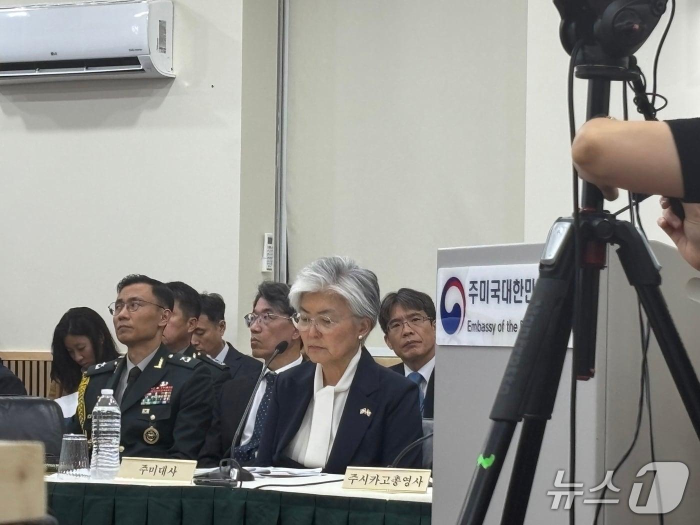 본문 이미지 - 12일(현지시간) 워싱턴DC 주미한국대사관에서 열린 국회 외교통일위원회 국정감사에서 강경화 주미대사가 선서하고 있다. 2026.10.12 ⓒ 뉴스1 이훈철  특파원