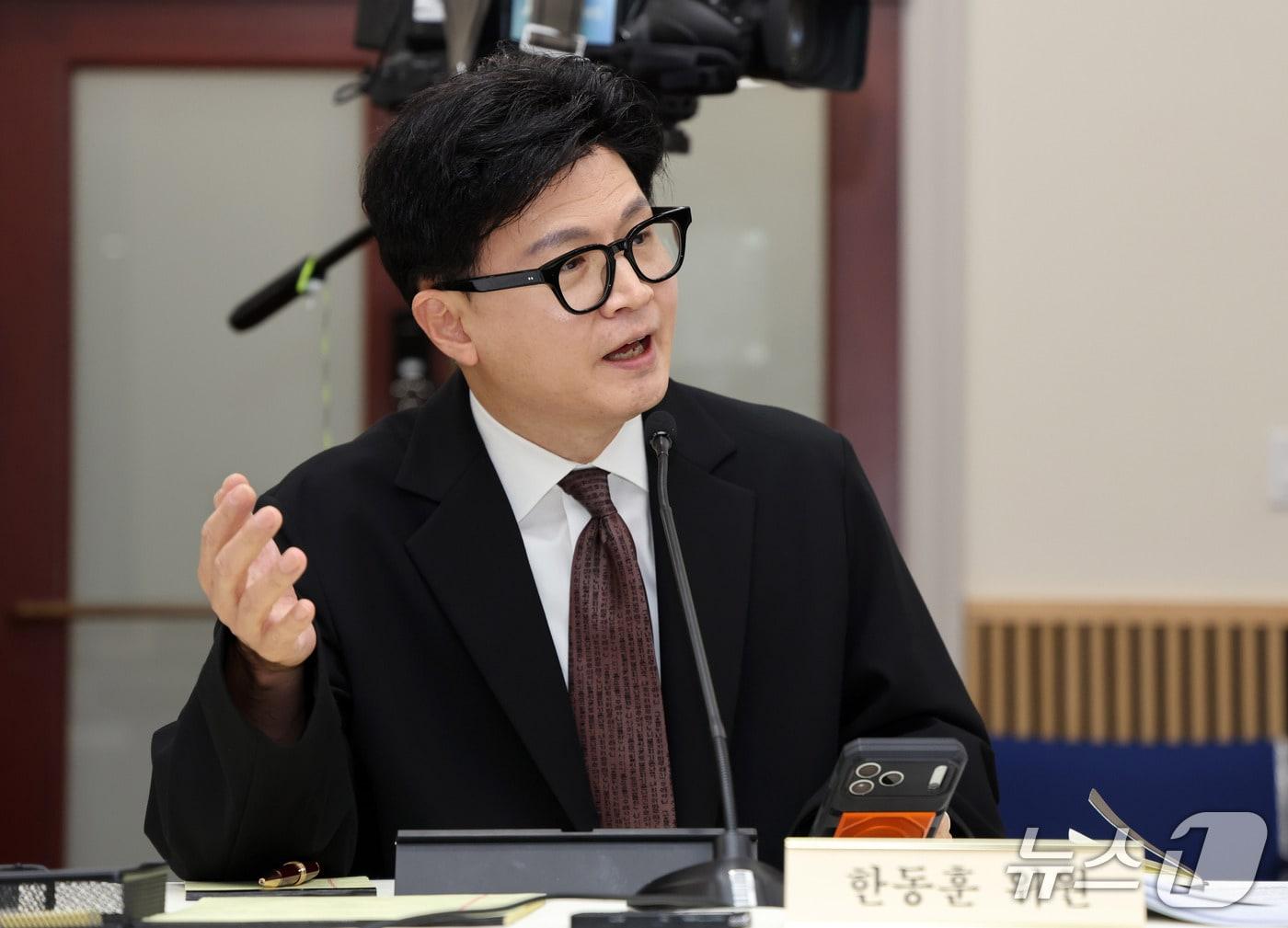 본문 이미지 - 한동훈 무소속 의원이 12일(현지시간) 미국 워싱턴DC 주미한국대사관에서 열린 국회 외교통일위원회 주미한국대사관 등에 대한 국정감사에서 질의하고 있다. (워싱턴 공동취재단) 2026.10.13 ⓒ 뉴스1 이훈철 특파원