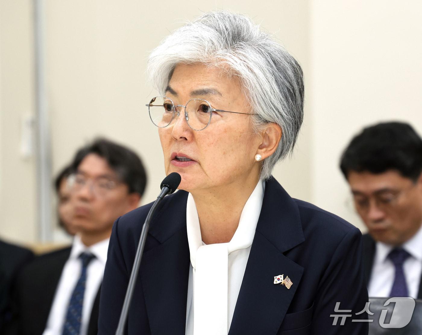 본문 이미지 - 강경화 주미한국대사가 12일(현지시간) 미국 워싱턴D.C 주미한국대사관에서 열린 국회 외교통일위원회 국정감사에서 질의에 답변하고 있다. (워싱턴 공동취재단) 2026.10.13 ⓒ 뉴스1 이훈철 특파원