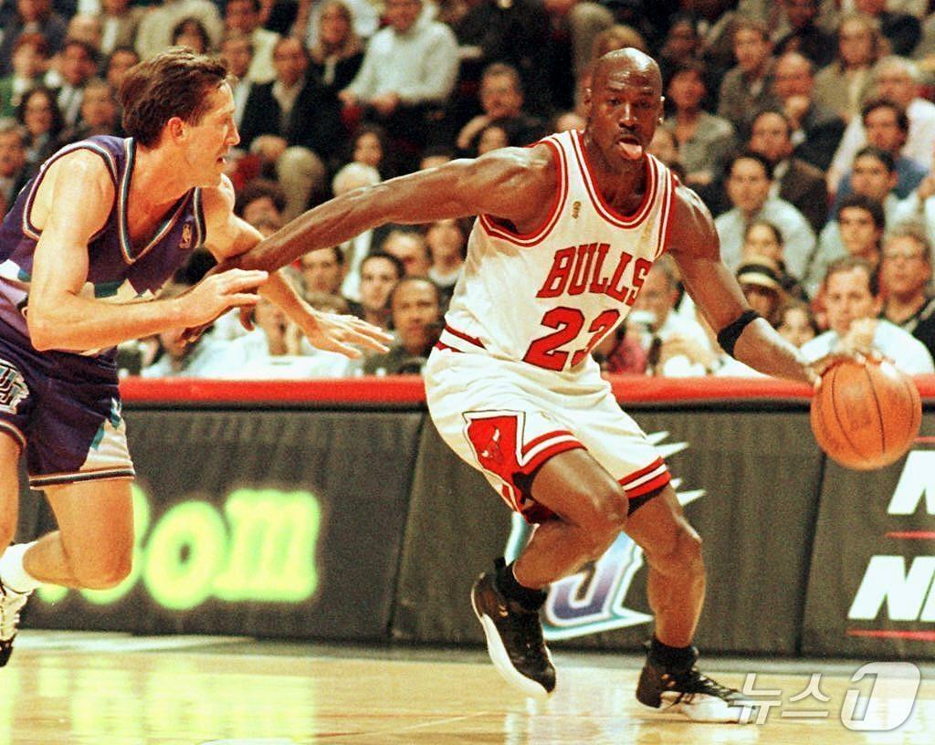 본문 이미지 - 선수 시절 마이클 조던(오른쪽). ⓒ AFP=뉴스1
