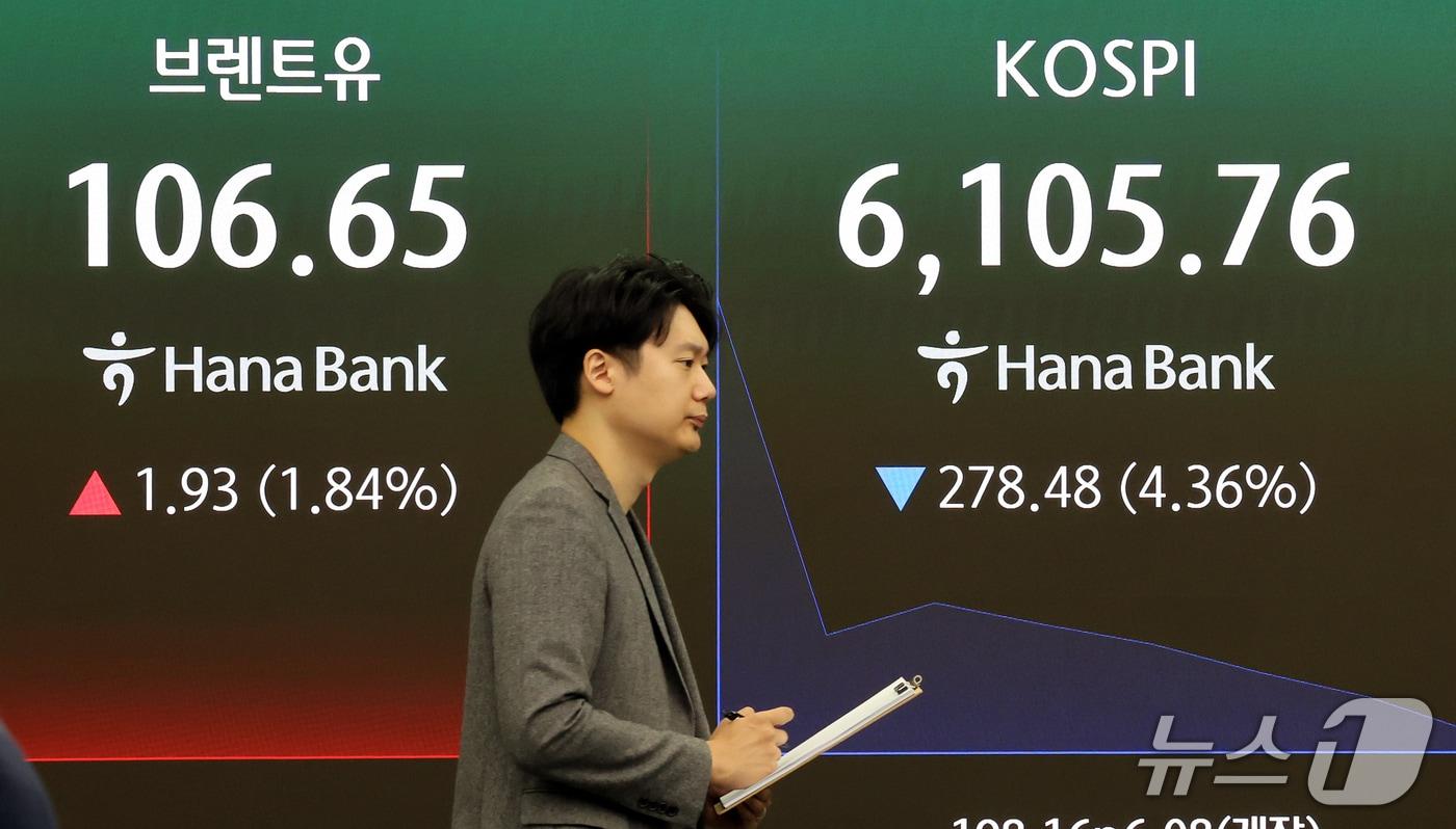 본문 이미지 - 13일 오전 서울 중구 하나은행 본점 딜링룸 전광판에 코스피 등 개장 시황이 표시되고 있다. 2026.10.13 ⓒ 뉴스1 김진환 기자