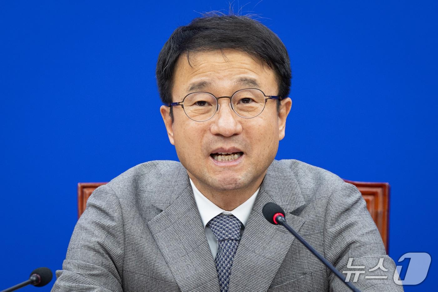 본문 이미지 - 한병도 더불어민주당 원내대표가 13일 서울 여의도 국회에서 열린 국정감사 대책회의에서 발언하고 있다. 2026.10.13 ⓒ 뉴스1 유승관 기자