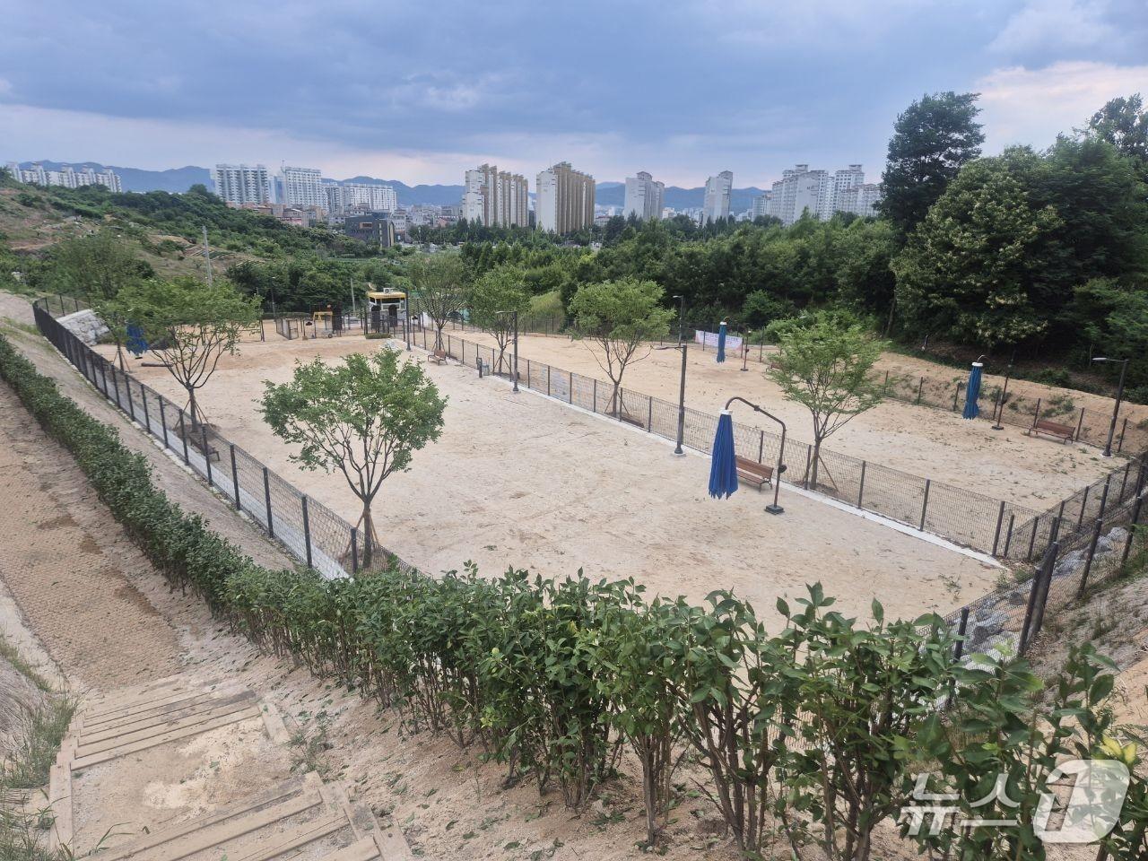 본문 이미지 - 충주 연수동 반려동물 놀이터.(충주시 제공. 재판매 및 DB 금지) 2026.10.13/뉴스1