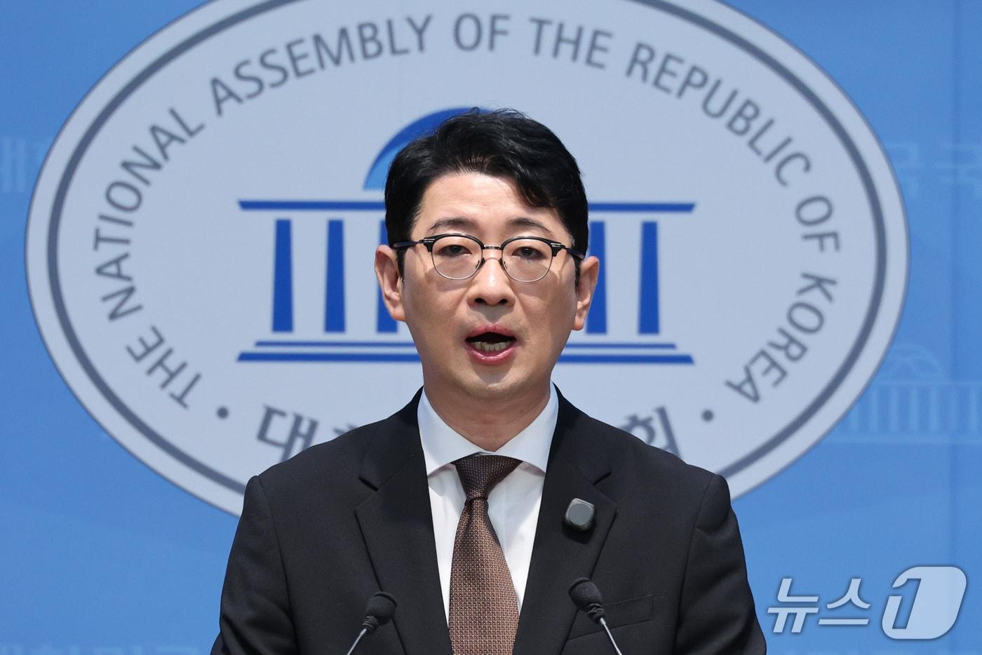 본문 이미지 - 주진우 국민의힘 의원이 13일 서울 여의도 국회 소통관에서 이재명 대통령에 대한 '골프 특검법' 발의 기자회견을 하고 있다. 2026.10.13 ⓒ 뉴스1 신웅수 기자