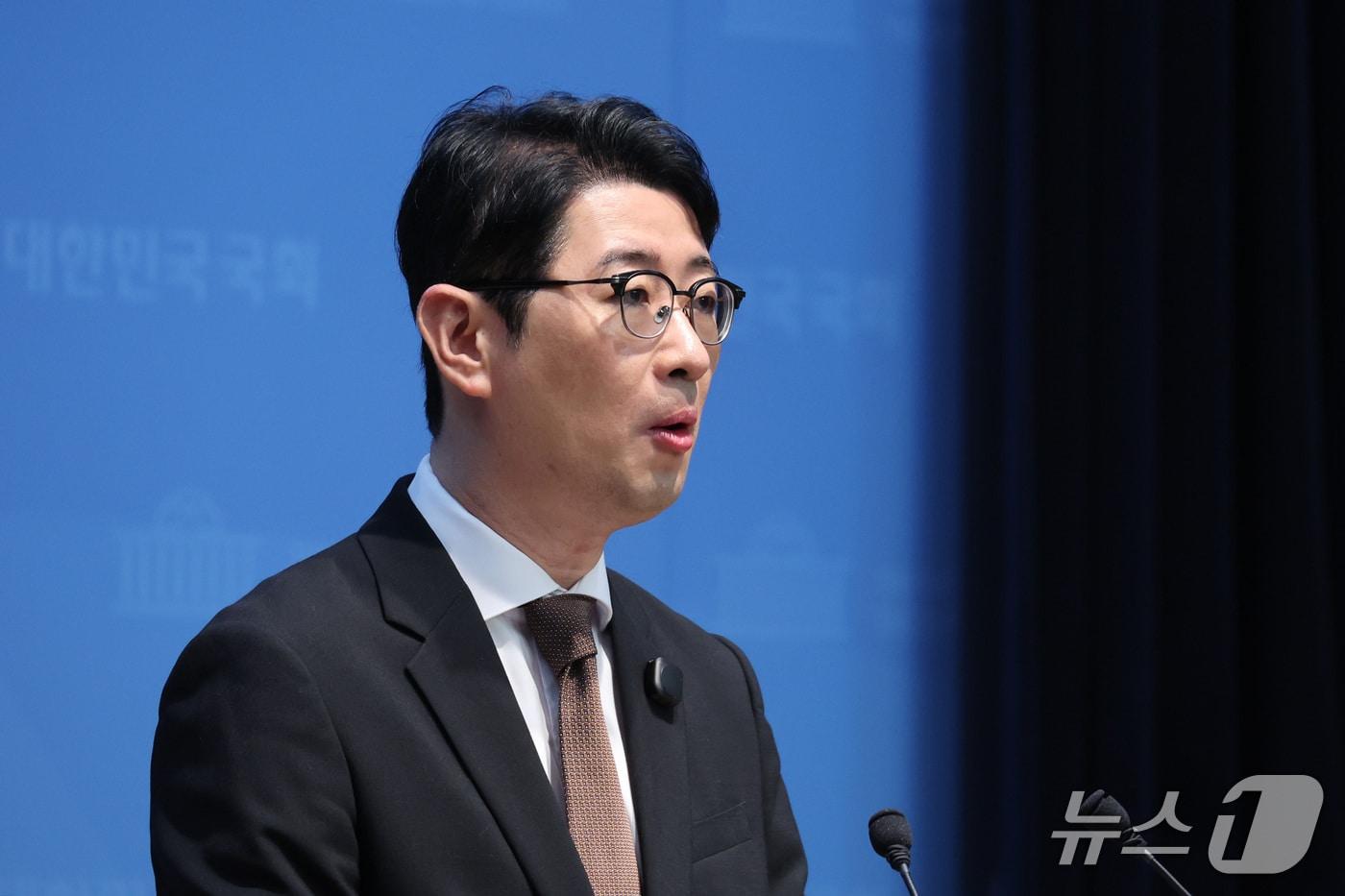 본문 이미지 - 주진우 국민의힘 의원이 서울 여의도 국회 소통관에서 이재명 대통령에 대한 '골프 특검법' 발의 기자회견을 하고 있다. 2026.10.13 ⓒ 뉴스1 신웅수 기자