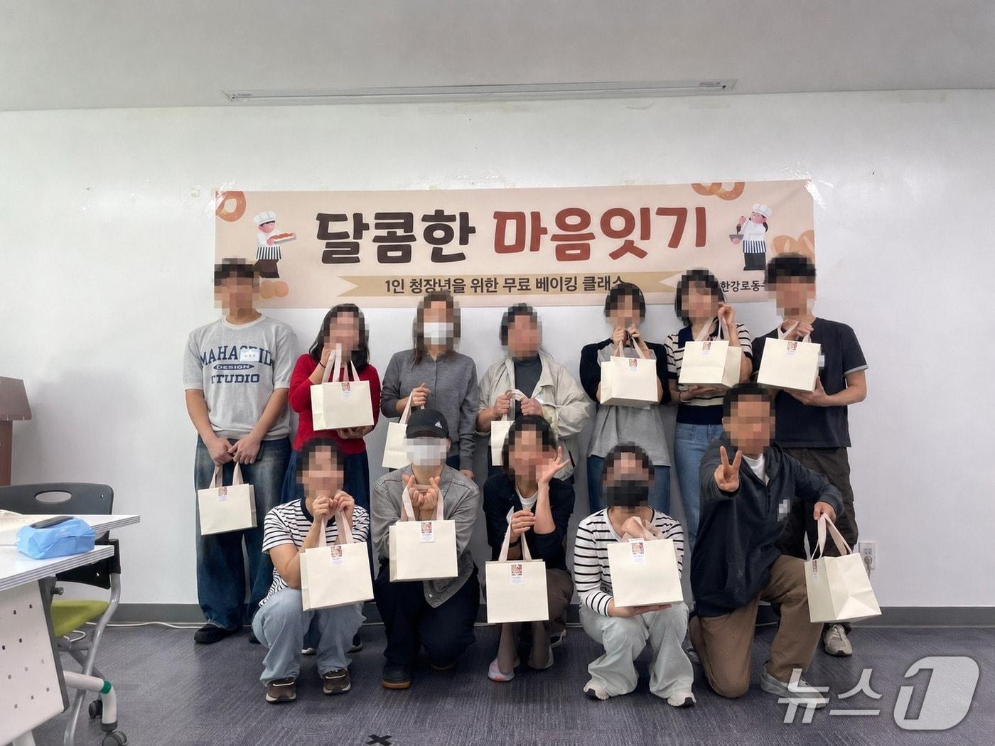 본문 이미지 - 용산구 한강로동의 1인 가구 및 사회적 고립 위험 주민들이 '달콤한 마음잇기' 프로그램에 참여해 간식을 만들며 소통하고 있다.(용산구 제공)