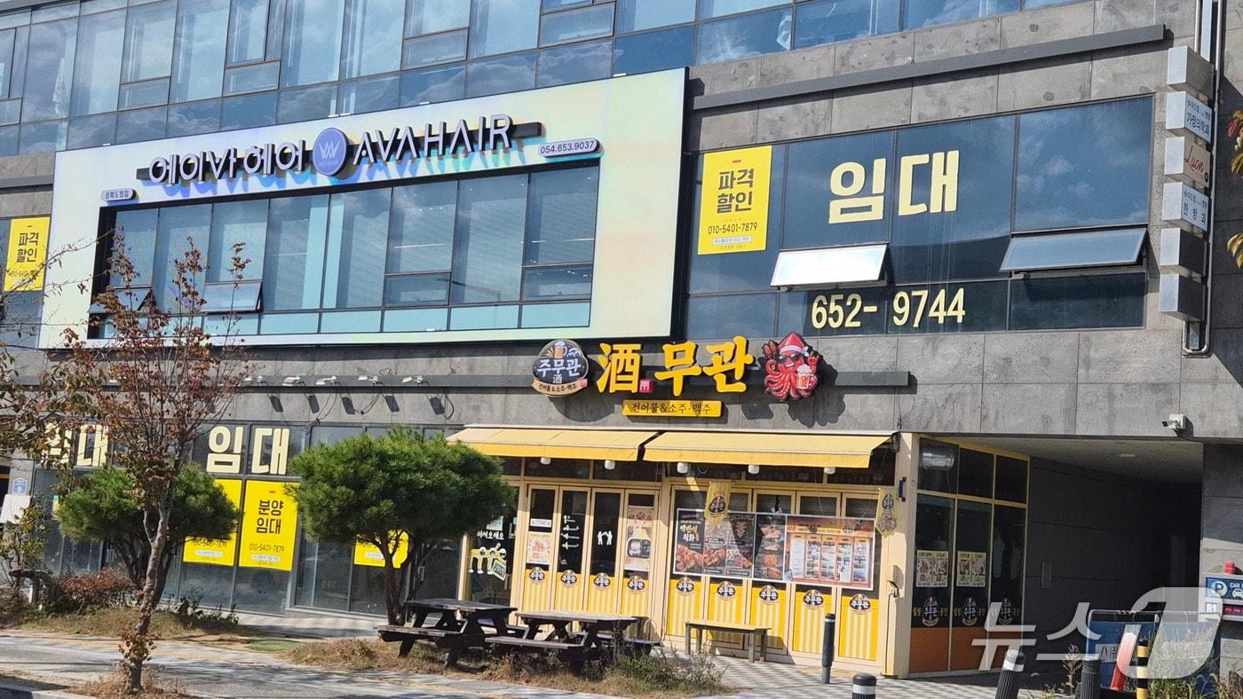 본문 이미지 - 13일 경북도청 이전 신도시 중심상가 건물은 공실이 즐비하고 상가 건물 곳곳에 빈 점포가 눈에 띄었다. ⓒ 뉴스1 김대벽 기자