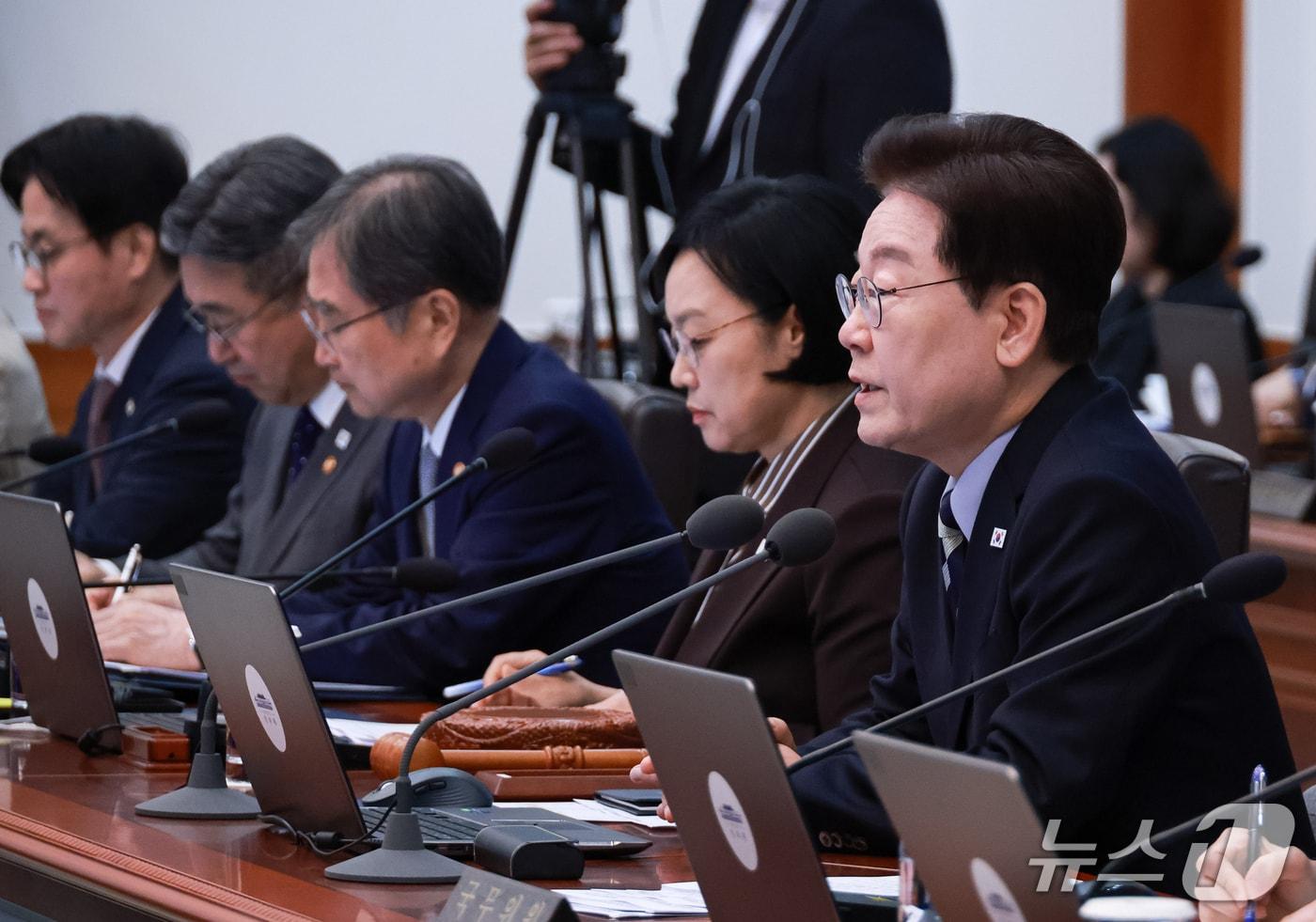 본문 이미지 - 이재명 대통령이 13일 청와대에서 열린 국무회의에서 발언을 하고 있다, (청와대통신사진기자단) 2026.10.13 ⓒ 뉴스1 이재명 기자