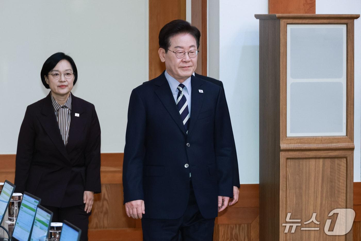 본문 이미지 - 이재명 대통령이 지난 13일 청와대에서 열린 국무회의에 입장하고 있다. (청와대통신사진기자단) 2026.10.13 ⓒ 뉴스1 이재명 기자