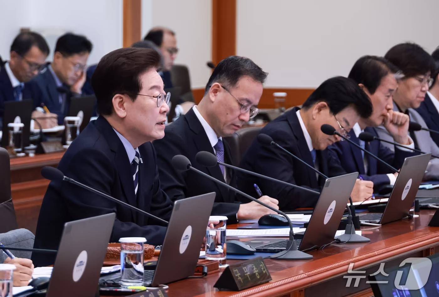 본문 이미지 - 이재명 대통령이 13일 청와대에서 열린 국무회의에서 발언을 하고 있다. (청와대통신사진기자단) 2026.10.13 ⓒ 뉴스1 이재명 기자
