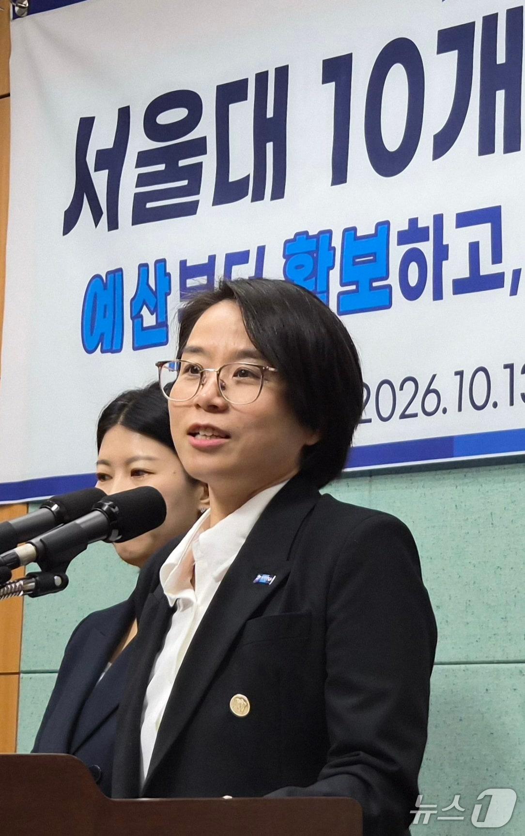 본문 이미지 - 이효진 조국혁신당 전북도당 수석대변인이 13일 전북 전주시 전북특별자치도의회에서 서울대 10개 만들기 예산 확보 촉구 기자회견을 하고 있다 2026.10.13 ⓒ 뉴스1 유경석 기자