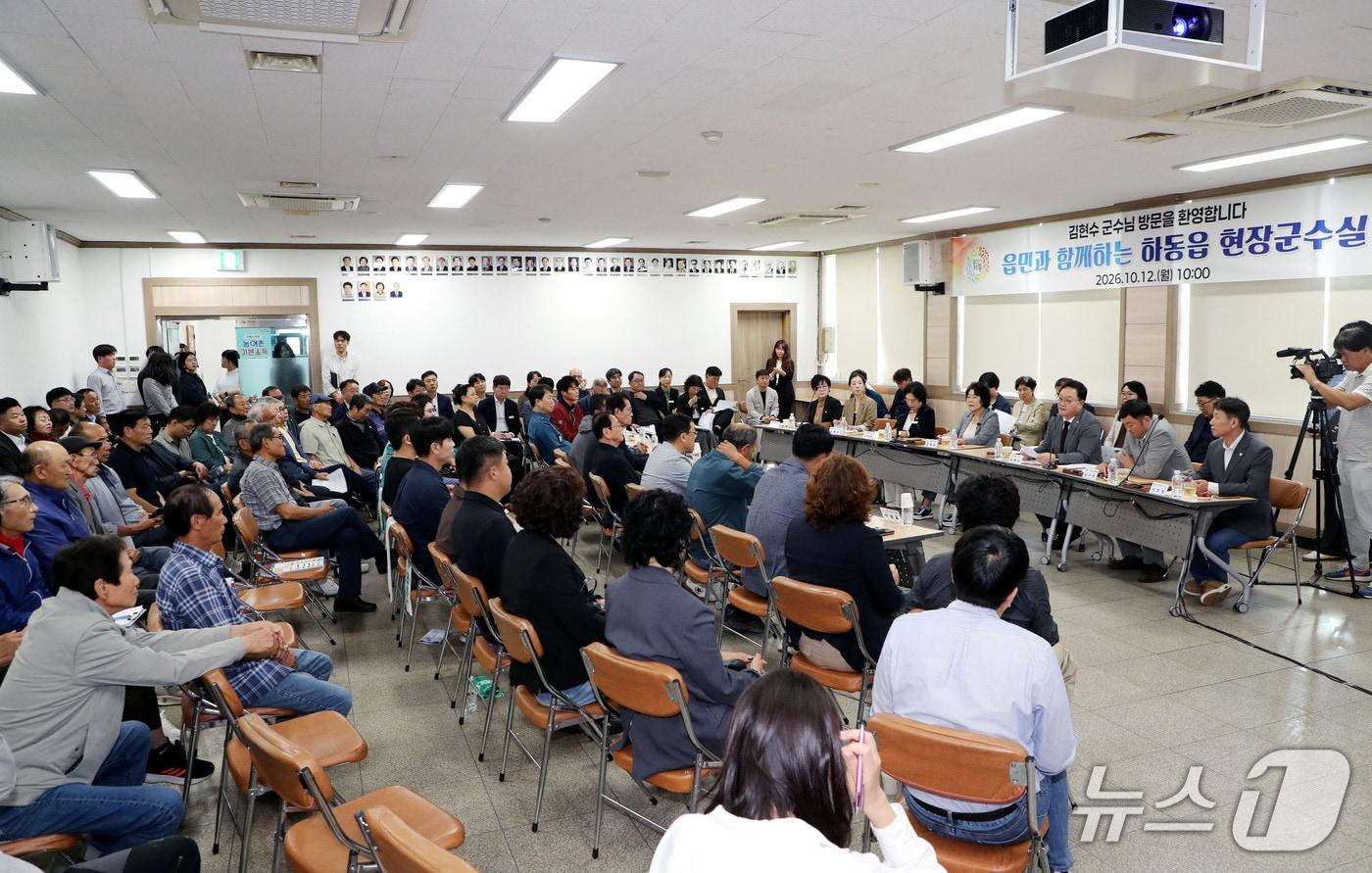 본문 이미지 - 김현수 하동군수가 12일 하동읍에서 주민 건의 사항을 청취하기 위한 현장 군수실을 운영하고 있다(하동군 제공. 재판매 및 DB 금지).