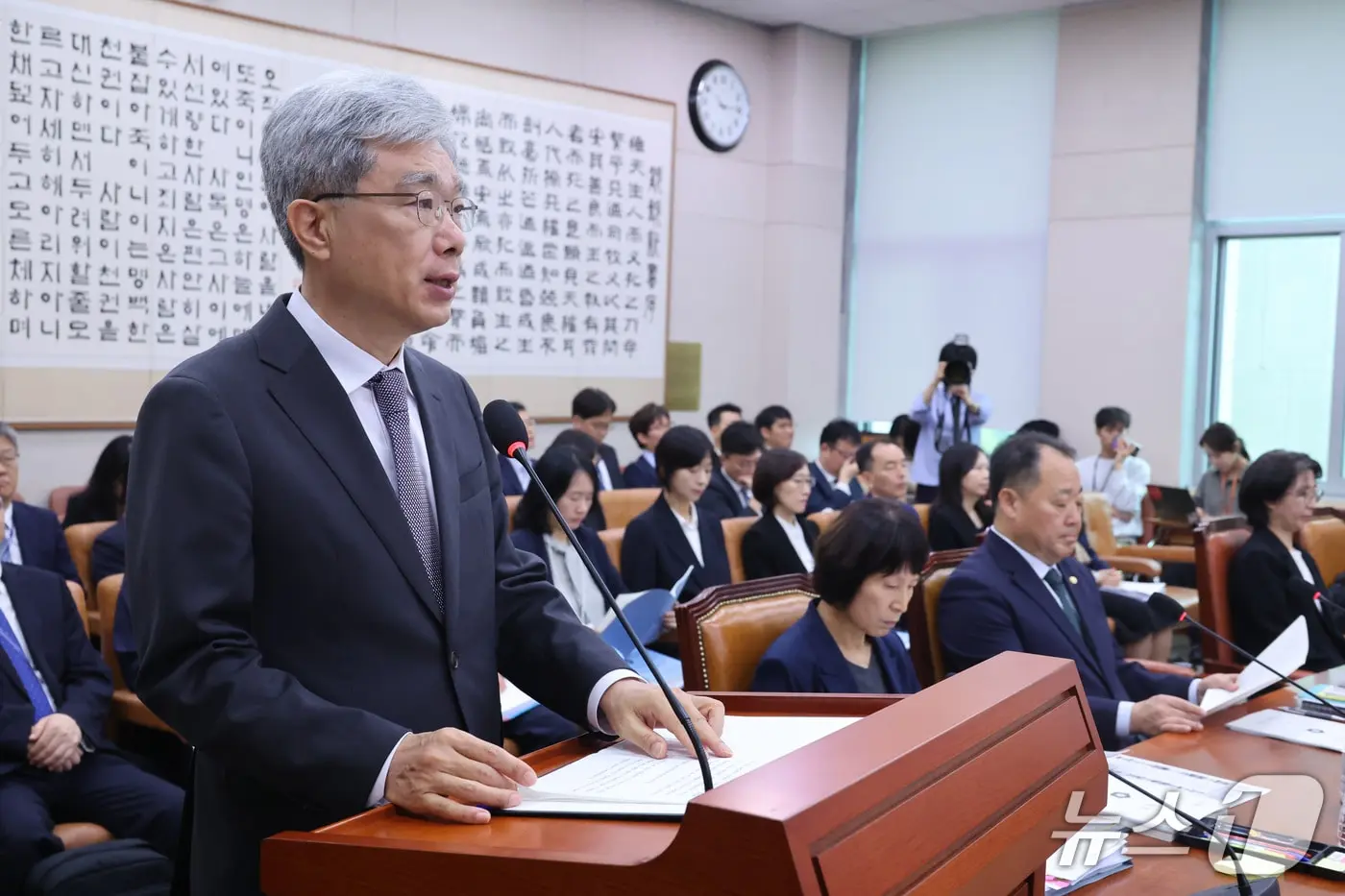 본문 이미지 - 김상환 헌법재판소장이 13일 서울 여의도 국회에서 열린 법제사법위원회의 헌법재판소 등에 대한 국정감사에서 인사말을 하고 있다. 2026.10.13 ⓒ 뉴스1 신웅수 기자