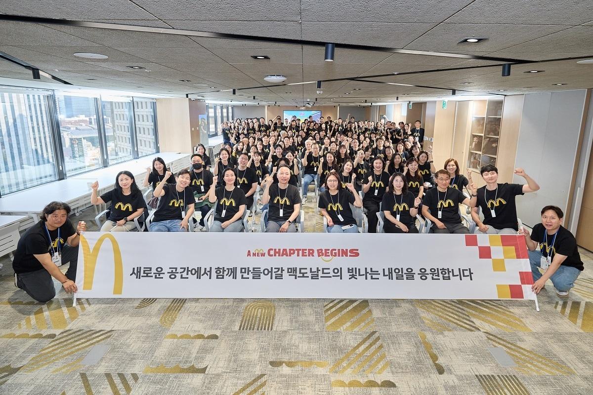 본문 이미지 - 한국맥도날드는 12일 중구 태평로 소재 부영태평빌딩으로 본사를 확장 이전하고 기념식을 진행했다.(한국맥도날드 제공)
