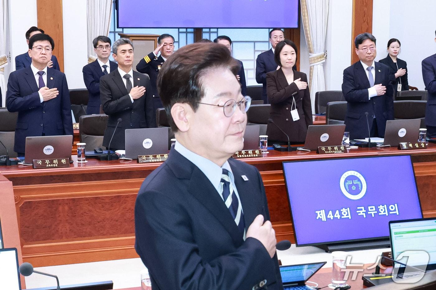 본문 이미지 - 이재명 대통령이 13일 청와대에서 열린 국무회의에서 국민의례를 하고 있다, (청와대통신사진기자단) 2026.10.13 ⓒ 뉴스1 이재명 기자