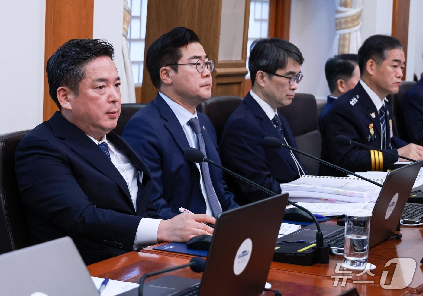 본문 이미지 - 김병내 시장군수구청장협의회장(왼쪽 첫 번째)이 13일 청와대에서 열린 국무회의에 참석해 있다. (청와대통신사진기자단) 2026.10.13 ⓒ 뉴스1 이재명 기자