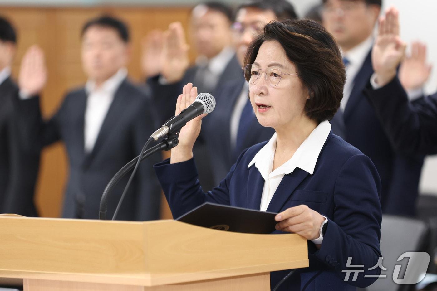 본문 이미지 - 13일 오전 경기도청 율곡홀에서 열린 2026 행정안전위원회 국정감사에서 추미애 경기도지사가 증인 선서를 하고 있다.(경기도 제공. 재판매 및 DB 금지)