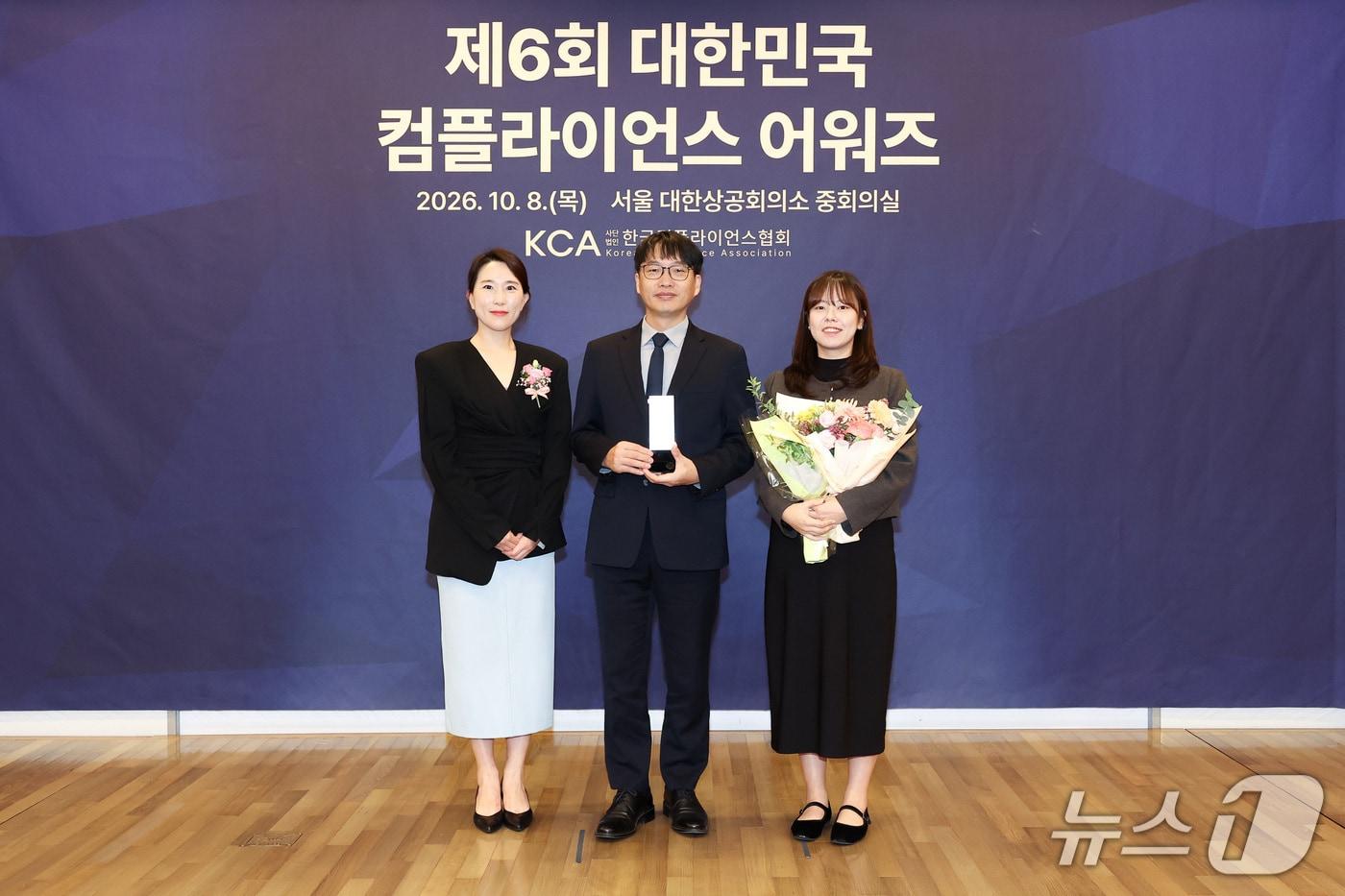 본문 이미지 - 지난 8일 열린 제6회 대한민국 컴플라이언스 어워즈 공공부문 지방공기업 대상 수여 기념사진. 왼쪽부터 한국컴플라이언스협회 김은성 이사장, 파주도시공사 김진영 안전감사실장, 파주도시공사 안전감사실 강하영 주임. (파주도시공사 제공, 재판매 및 DB금지)