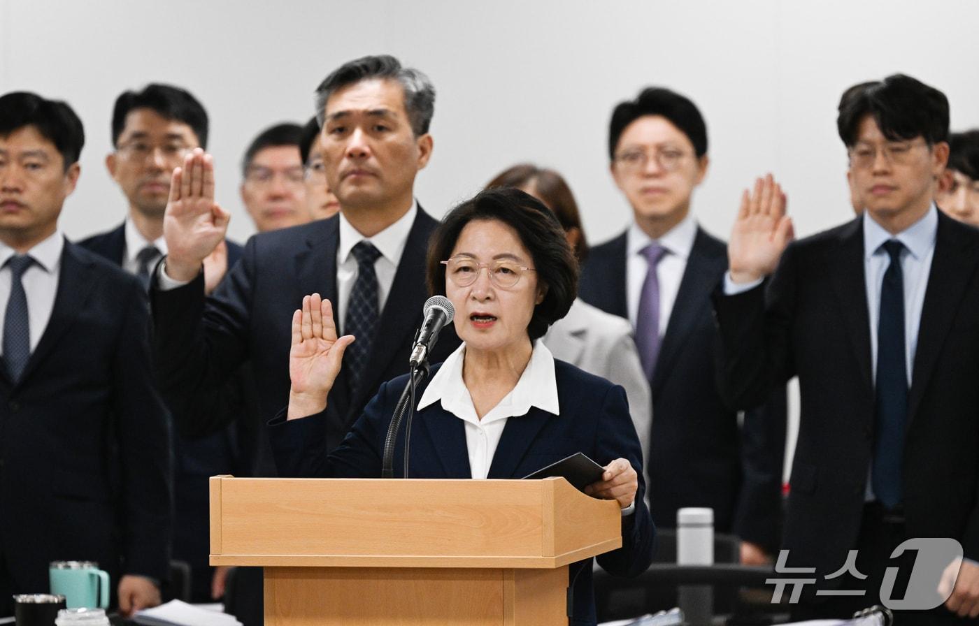 본문 이미지 - 추미애 경기도지사가 13일 경기 수원시 영통구 경기도청에서 열린 국회 행정안전위원회의 경기도에 대한 국정감사에서 증인선서를 하고 있다. (공동취재) 2026.10.13 ⓒ 뉴스1 김영운 기자