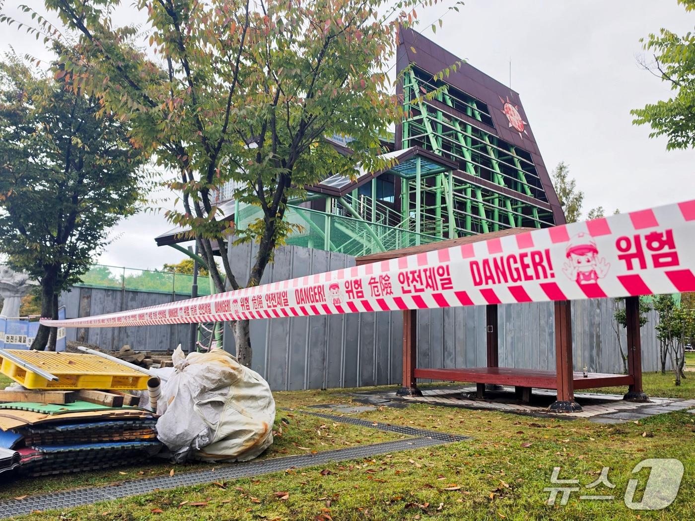 본문 이미지 - 13일 오전 전남광주 서구 상무시민공원에서 지난 2006년 설치된 이후 노후화로 방치되어 온 '솔라파크' 철거 작업이 진행되고 있다. ⓒ 뉴스1 조수민 기자