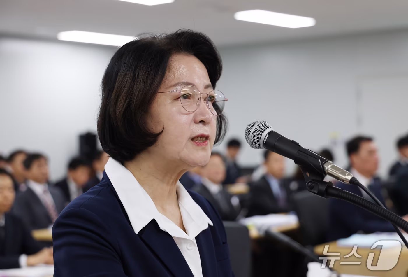 본문 이미지 - 추미애 경기도지사가 13일 경기 수원시 영통구 경기도청에서 열린 국회 행정안전위원회의 경기도에 대한 국정감사에서 업무보고를 하고 있다. 2026.10.13 ⓒ 뉴스1 김영운 기자
