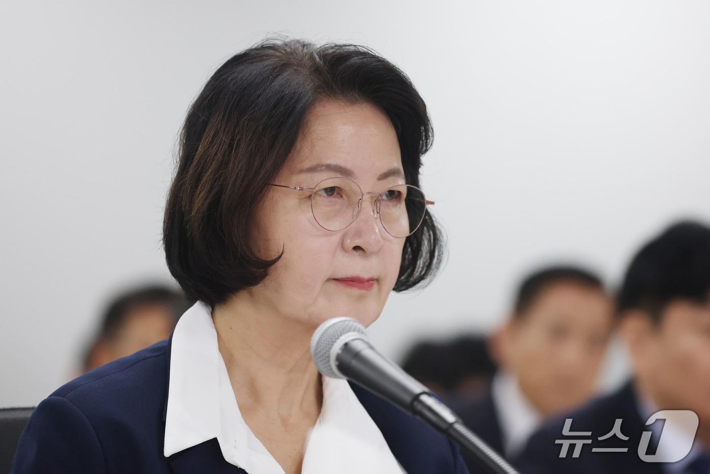 본문 이미지 - 추미애 경기도지사가 13일 경기 수원시 영통구 경기도청에서 열린 국회 행정안전위원회의 경기도에 대한 국정감사에서 의원 질의를 경청하고 있다. 2026.10.13 ⓒ 뉴스1 김영운 기자