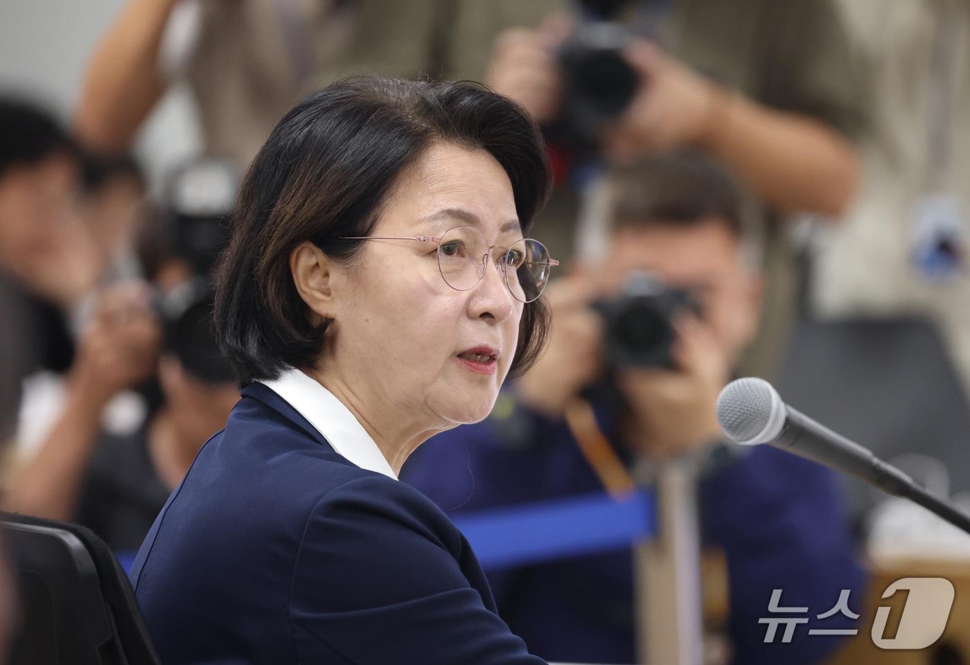 본문 이미지 - 추미애 경기도지사가 13일 경기 수원시 영통구 경기도청에서 열린 국회 행정안전위원회의 경기도에 대한 국정감사에서 참석해 직원들과 이야기를 나누고 있다. 2026.10.13 ⓒ 뉴스1 김영운 기자