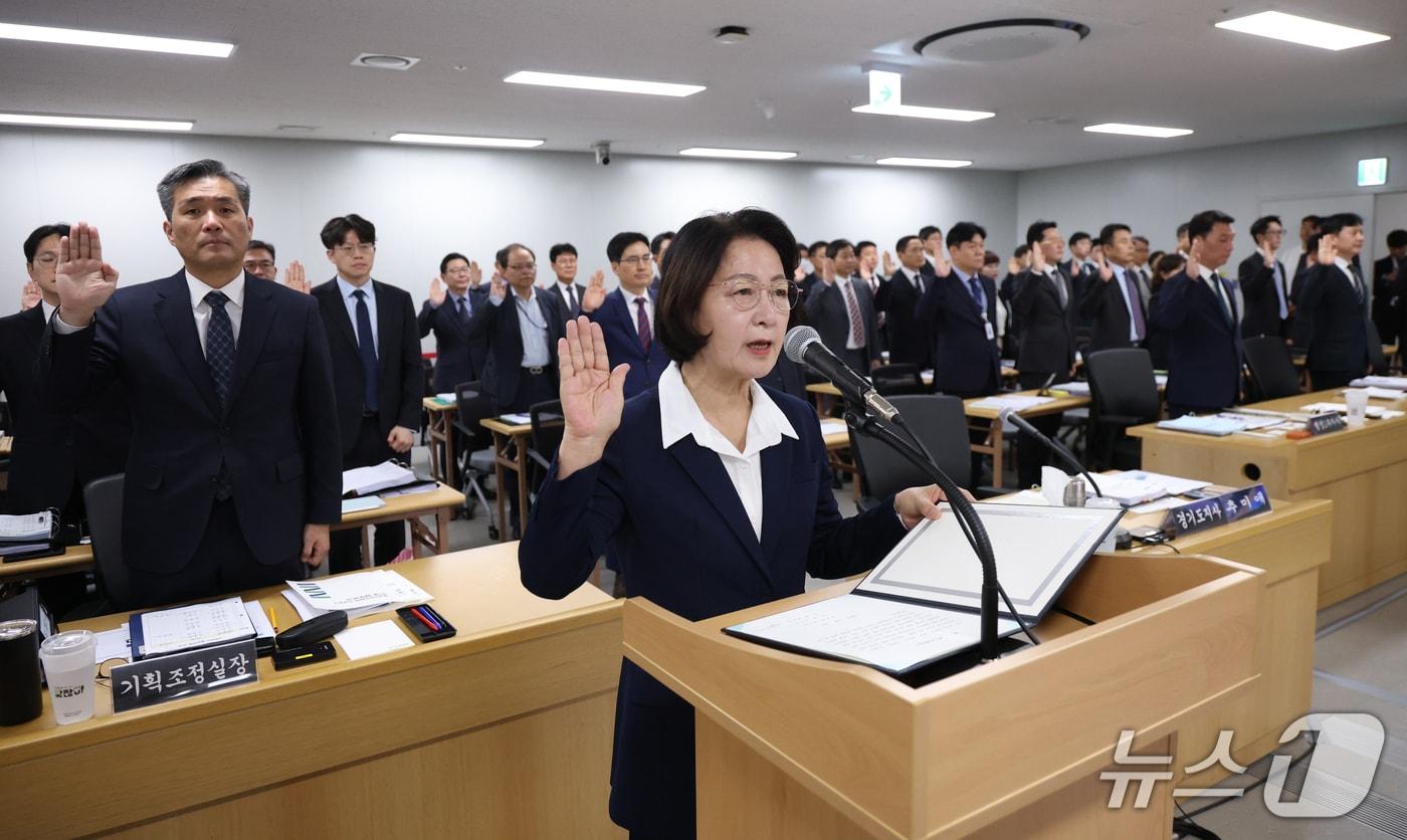 본문 이미지 - 추미애 경기도지사가 13일 경기 수원시 영통구 경기도청에서 열린 국회 행정안전위원회의 경기도에 대한 국정감사에서 증인선서를 하고 있다. (공동취재) 2026.10.13 ⓒ 뉴스1 김영운 기자