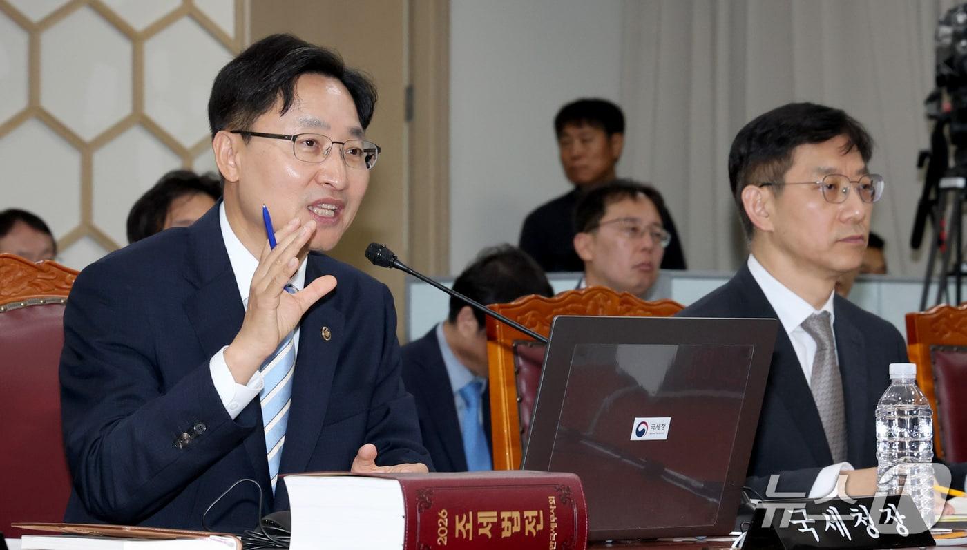 본문 이미지 - 임광현 국세청장이 13일 세종시 정부세종청사 국세청에서 열린 국회 재정경제기획위원회 국정감사에서 위원들의 질의에 답변하고 있다. 2026.10.13 ⓒ 뉴스1 김기남 기자